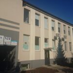 alt="Budynek przychodni lekarskiej po remoncie"