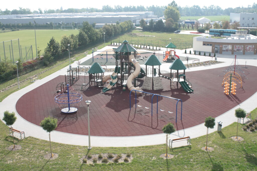 alt="Wybudowany miejski plac zabaw"