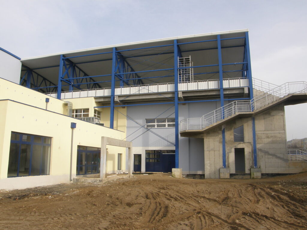 alt="Wykonane budynki zaplecza stadionu miejskiego w Janikowie"