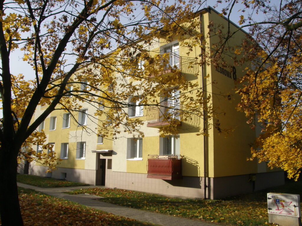 alt="Budynek mieszkalny wielorodzinny po termomodernizacji"