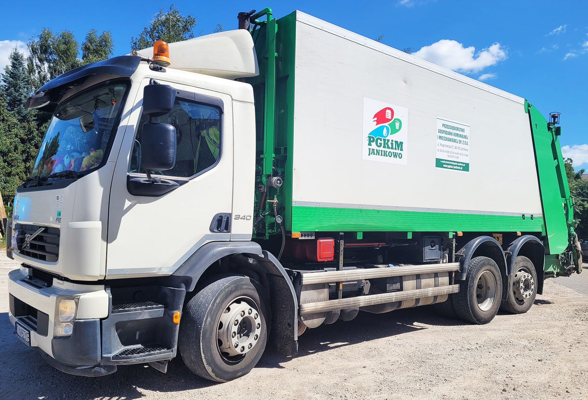Śmieciarka należąca do PGKiM Janikowo, element floty odbierającej odpady komunalne.